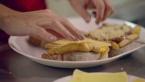 Recetas de cocina Sanduche con tortilla de huevo con pan tajado artesanal integral